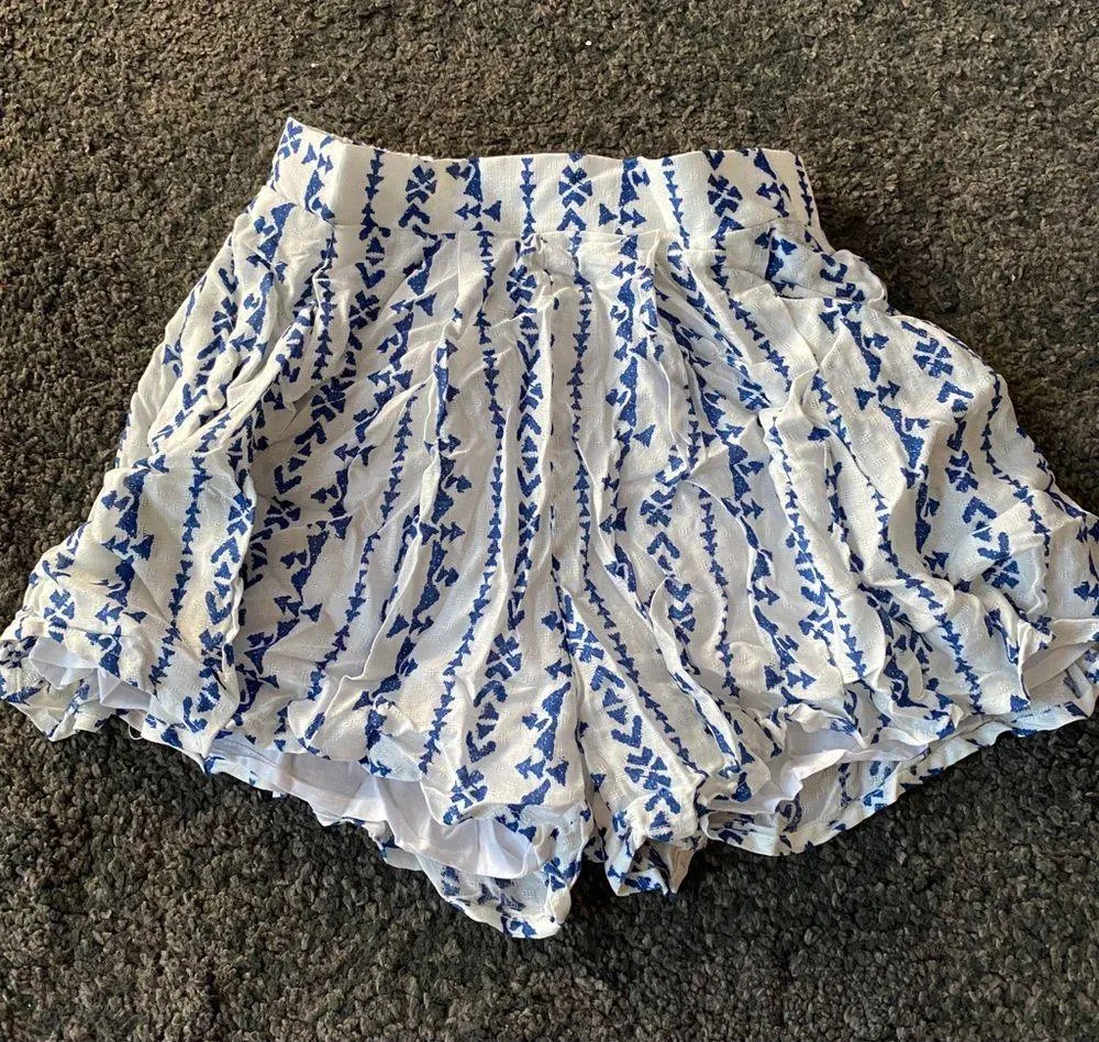 2406 en creme printed pleated shorts NWOT - Image 4
