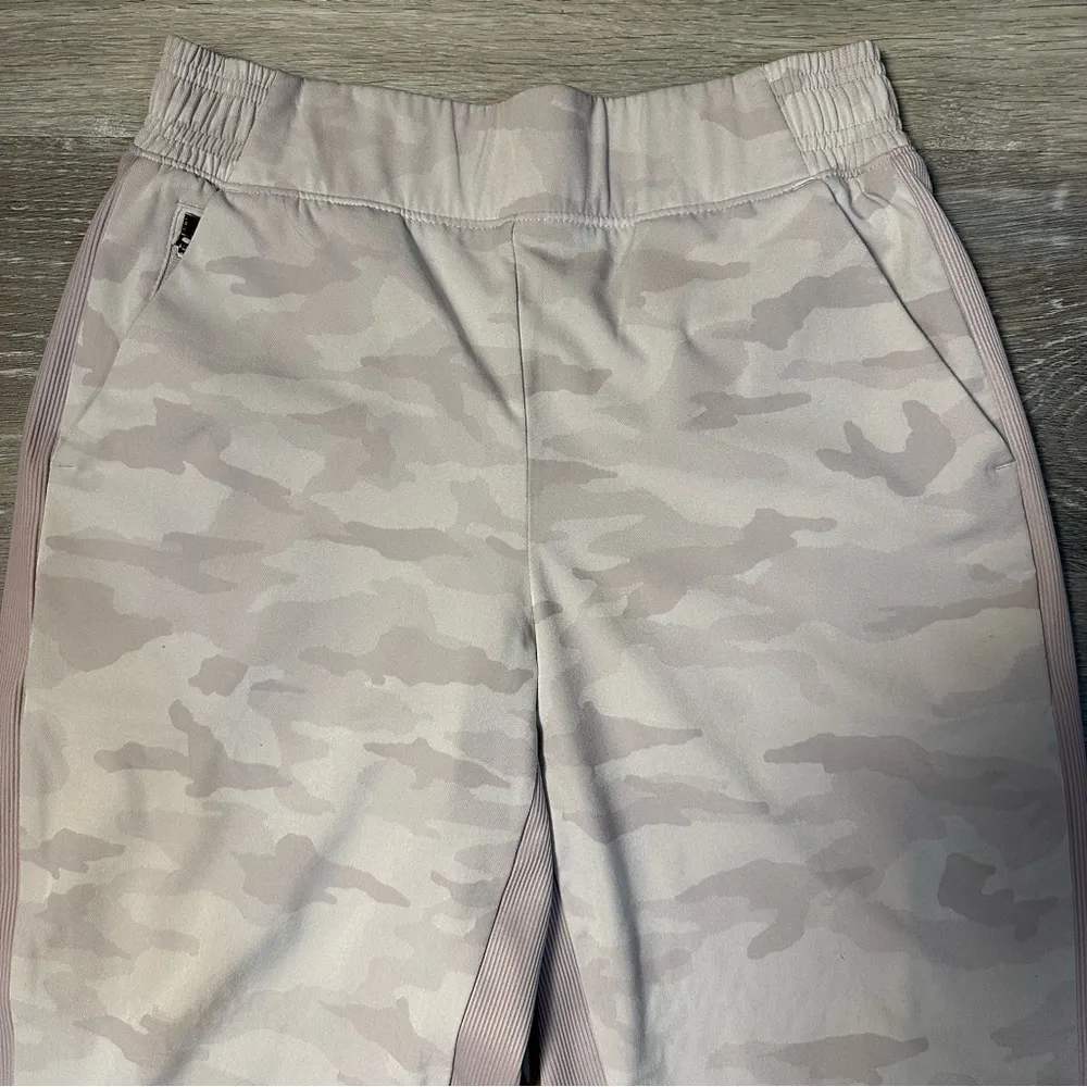 Athleta Brooklyn Lined Camo Jogger Lavender Purple - Image 4
