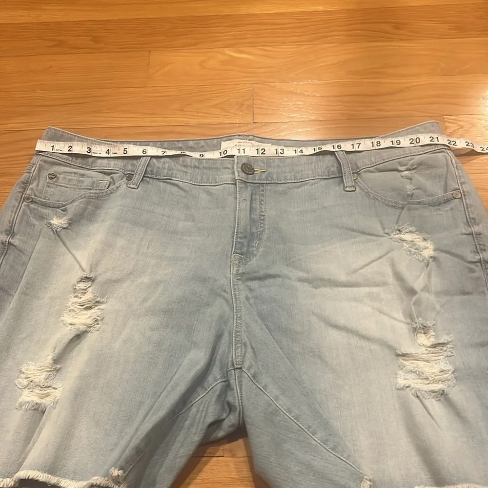Torrid women’s light blue distressed jean shorts plus size 22. - Image 5