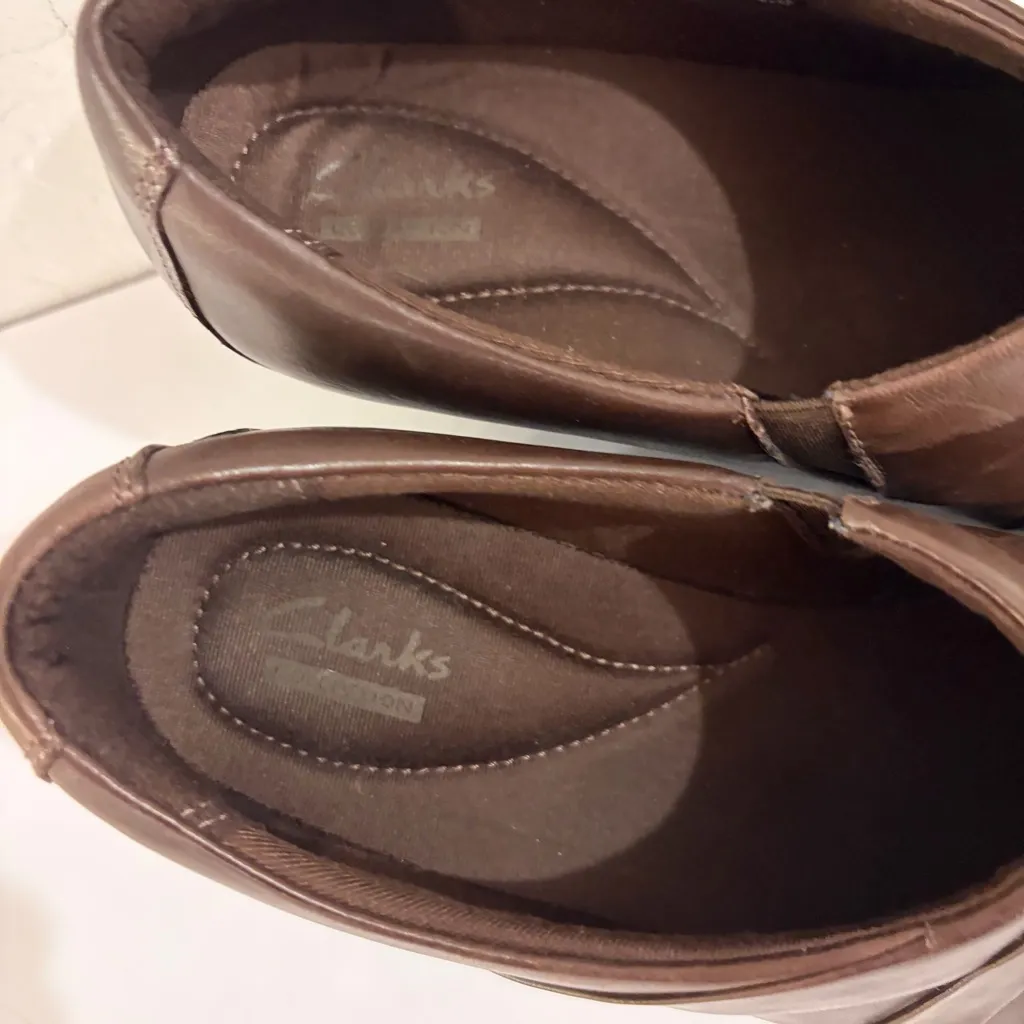 Clarks Collection Channing Essa Brown Leather Slip On Heel Loafer Size 8.5M - Image 2