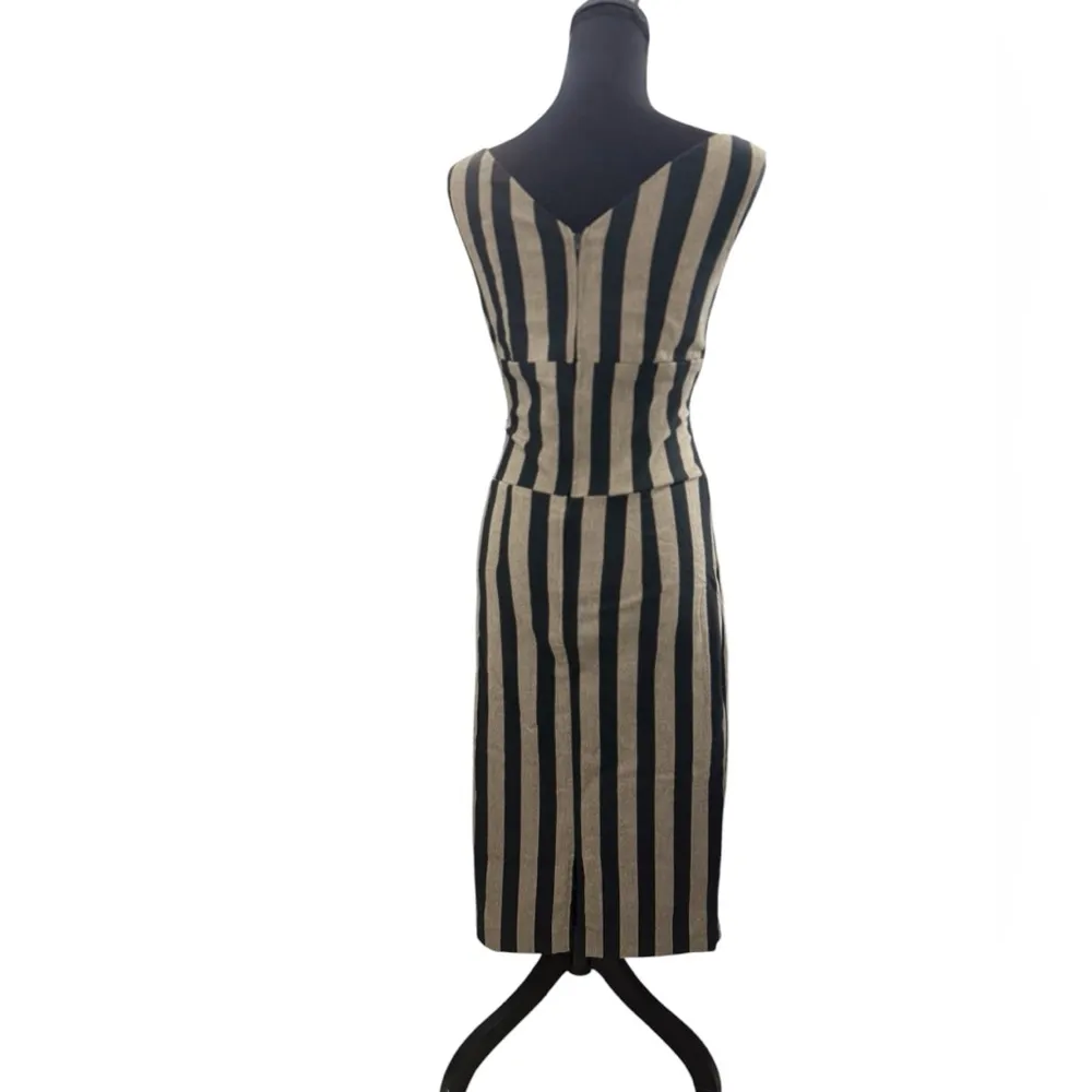 This fitted dress features a striped print. The dress has a sweetheart neckline Black - Image 3