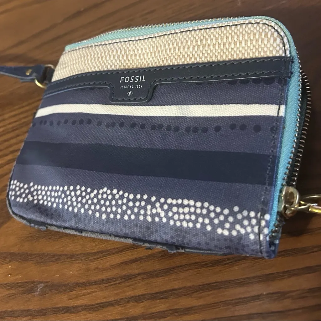 Fossil Women's Navy and Beige Wallet - Image 6