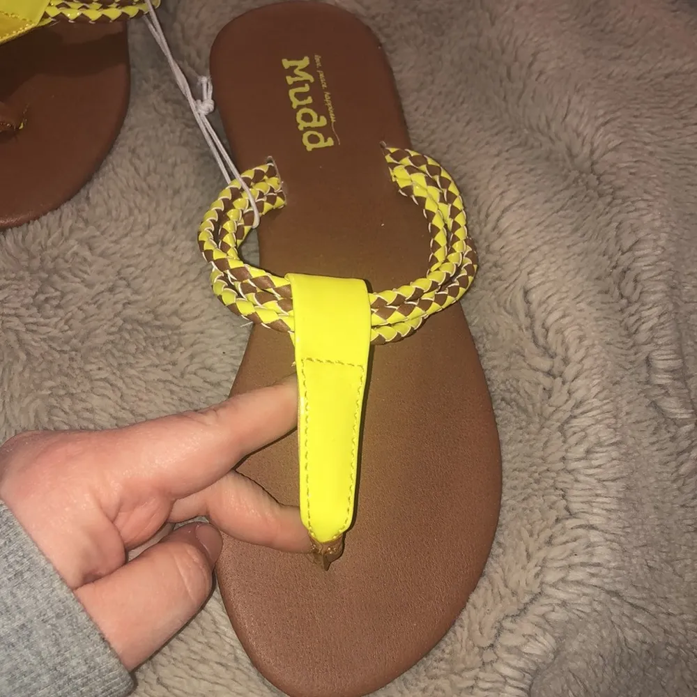 NWT Mudd Braided 3-Strap Flip-Flops, size small (5-6) - Image 2