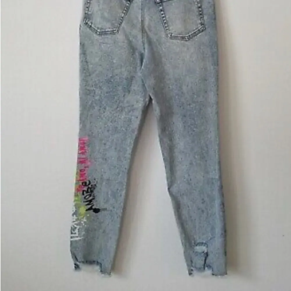 TINSELTOWN Women's size 7 High Rise Mom Jeans Painted Leg Detail Light Wash Blue - Image 2