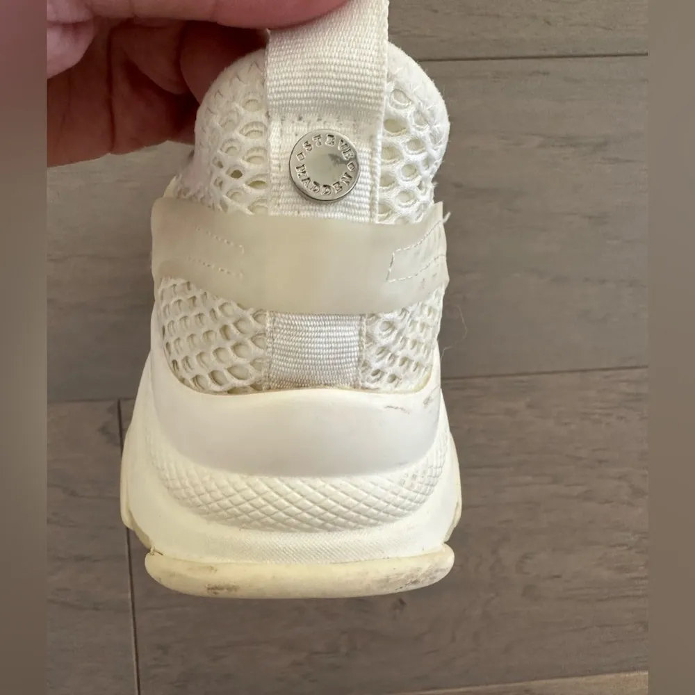 Steve Madden Women's White Milo Lace Drawstring Sneaker - Image 3