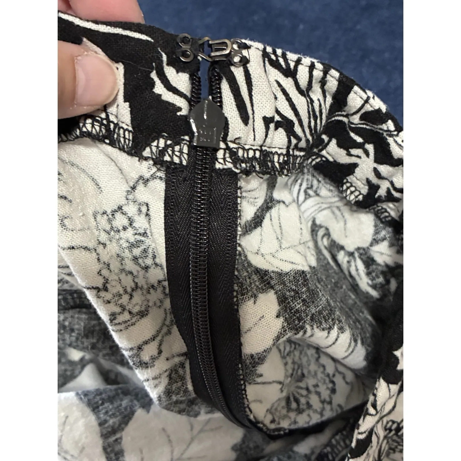 Old Navy Black and White Floral Skirt Back Zip Side Split  Size Medium (G4)‎ - Image 4