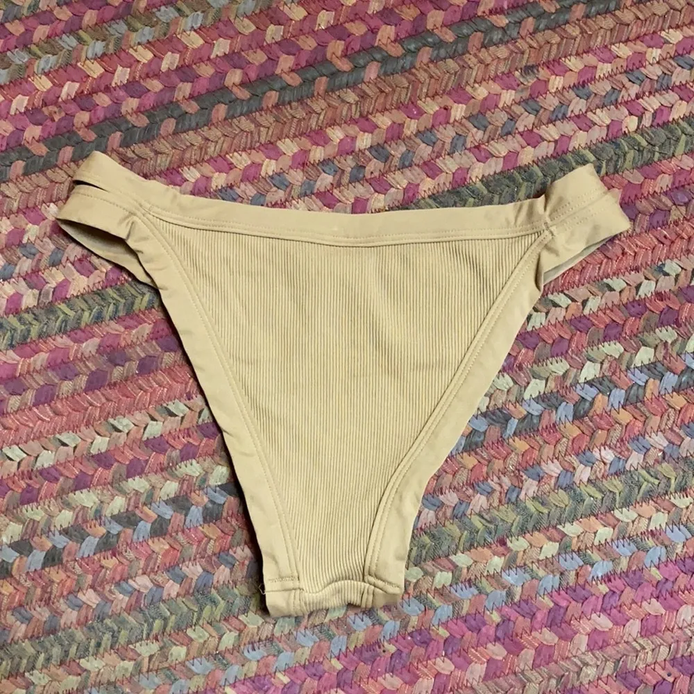 NUDE RIBBED STRAPPY BIKINI BOTTOMS - Image 4