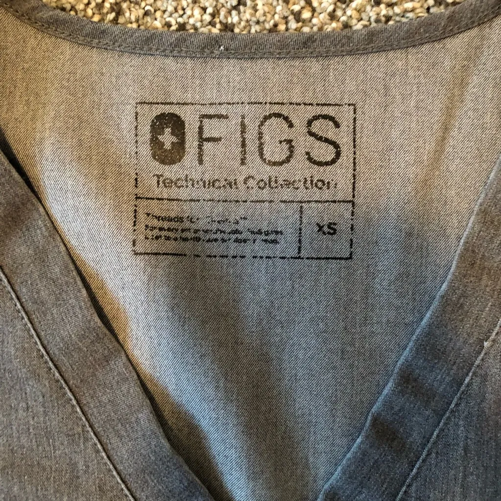 Figs Charcoal V-Neck Women's XS scrub top - Image 4