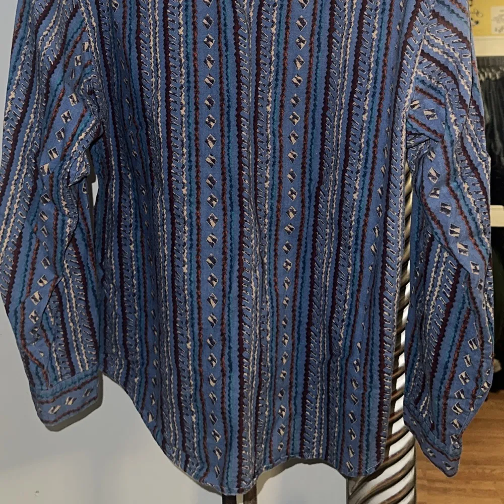 Wrangler Western Shirt with Blue and Beige Pattern - Image 4
