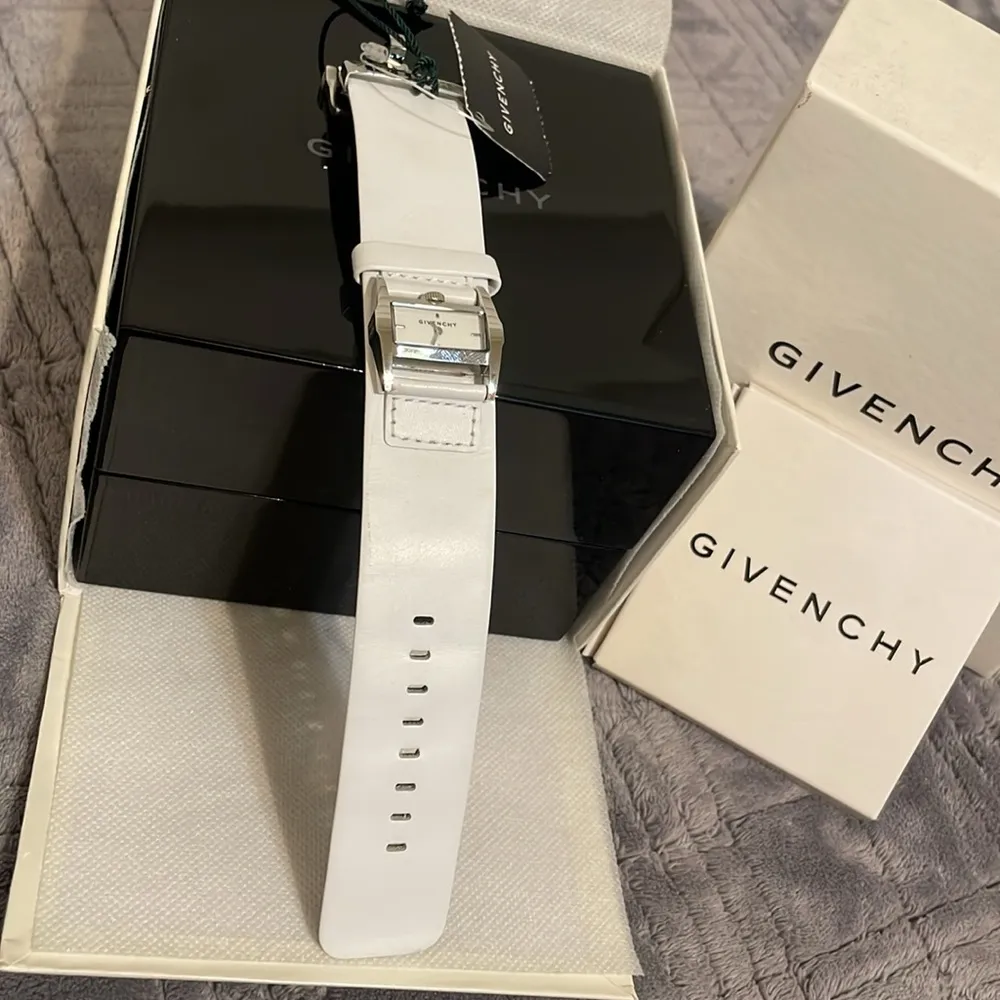 Givenchy White Leather Watch - Image 8