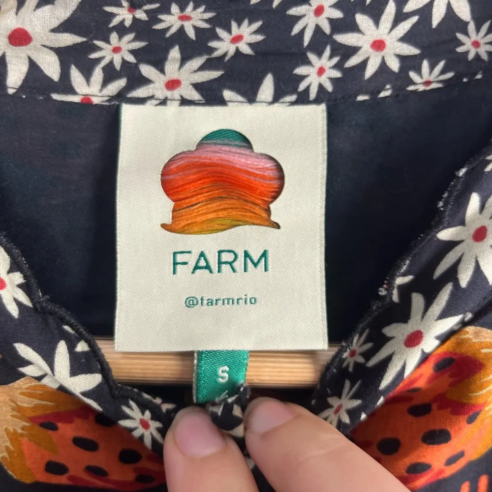 Farm rio Black Jujus Garden Blouse strawberry size small - Image 4