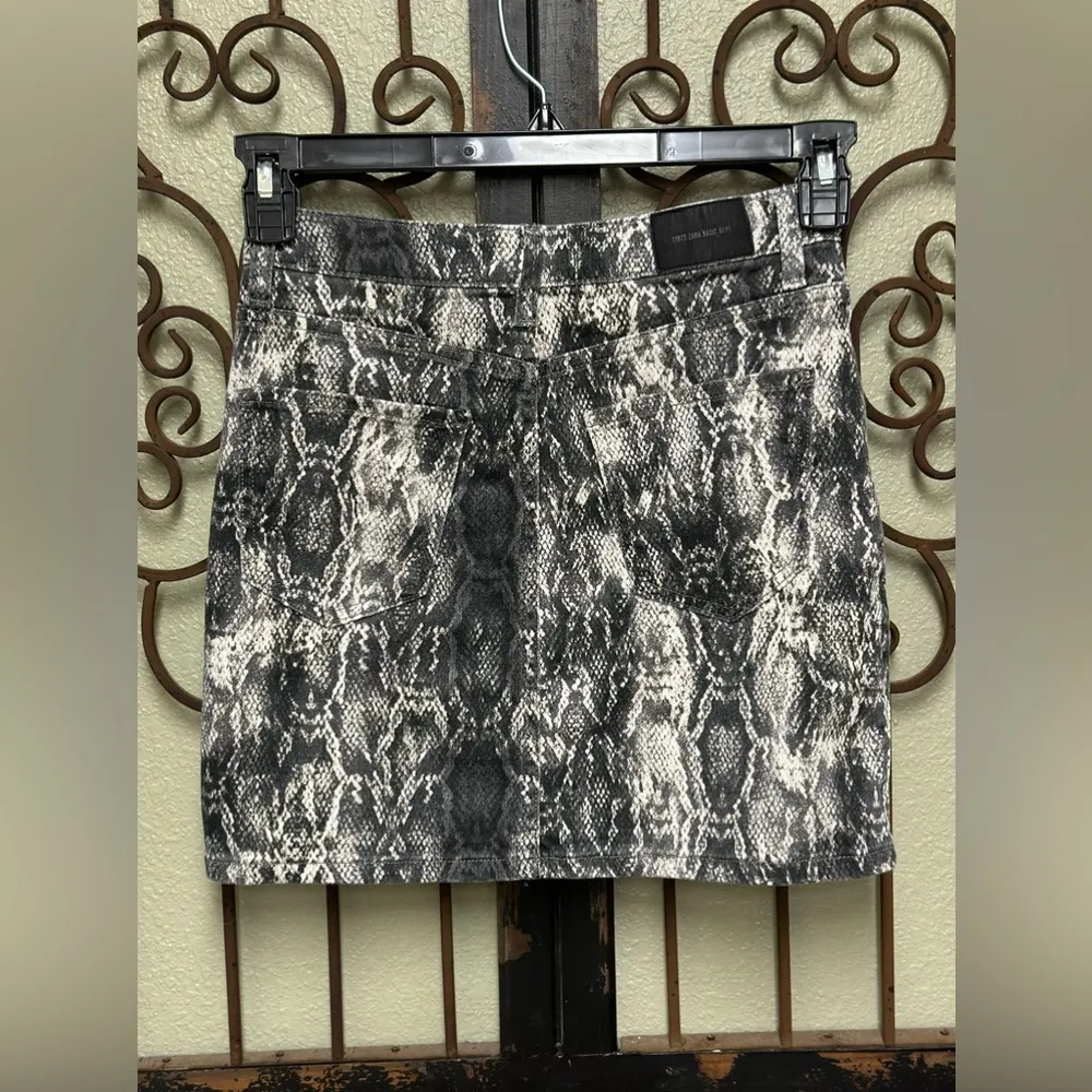 Zara snake print mini skirt - Image 2