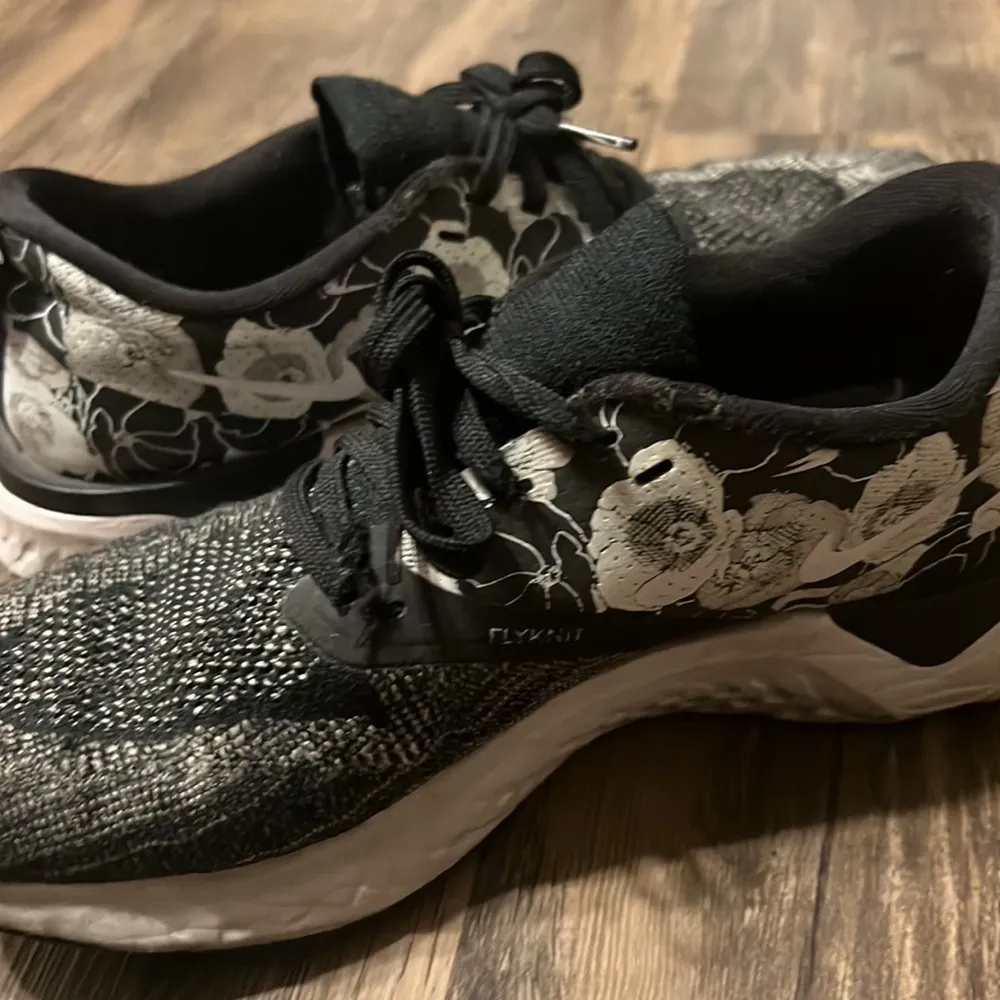 Nike FlyKnit Tennis Shoes - Image 4