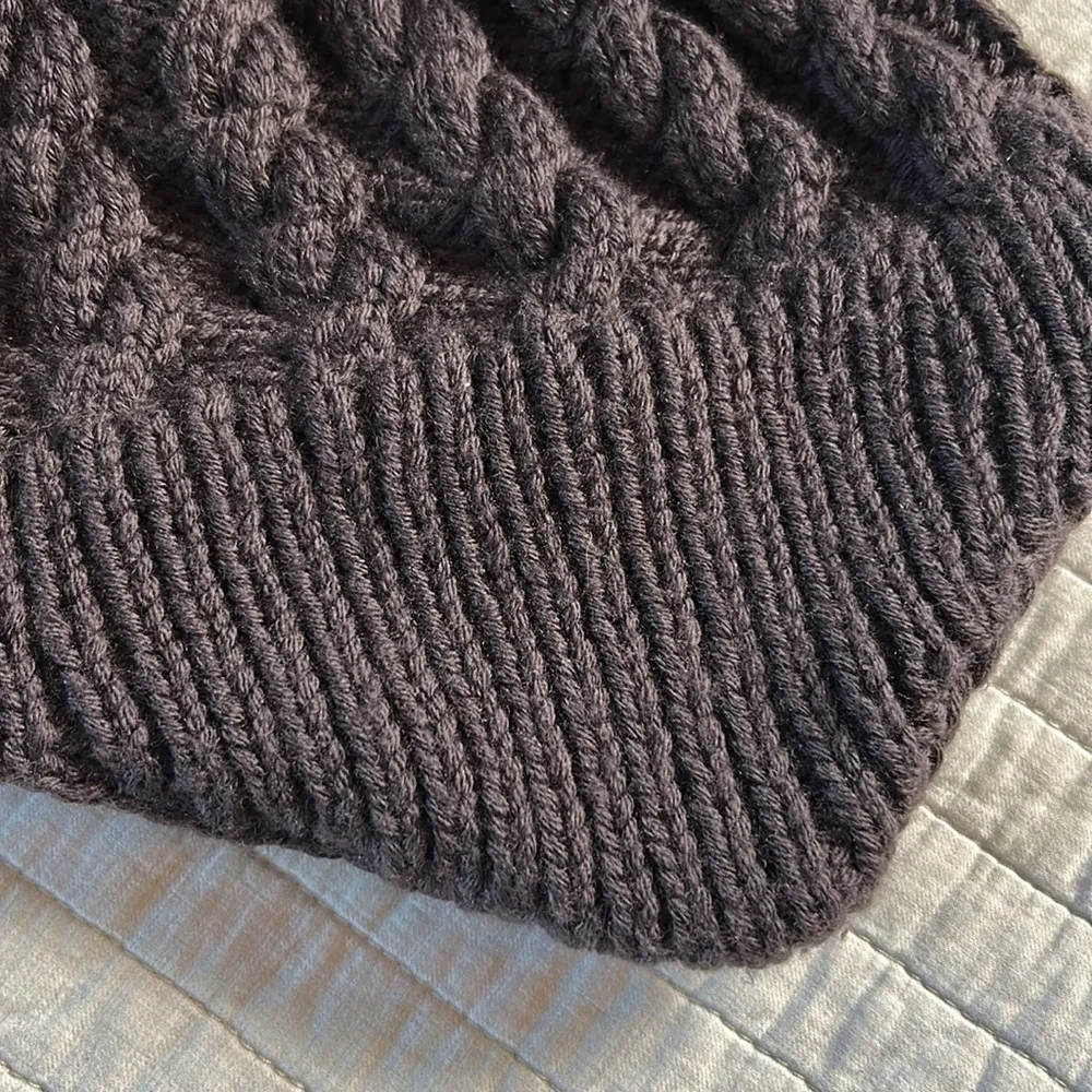 Icebreaker, New Zealand Merino wool large, unisex, cable knit, pom - Image 2