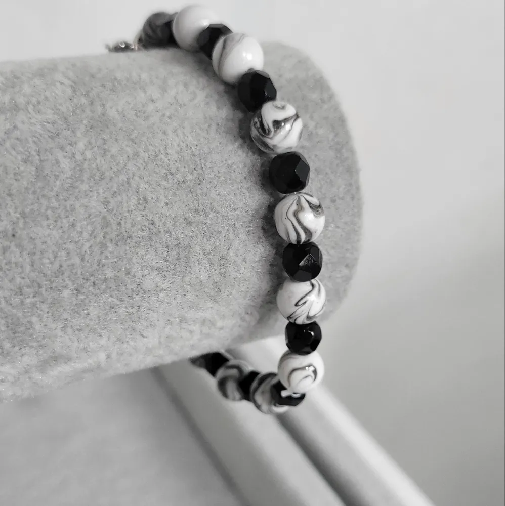 Hand crafted black & white crackle beaded skeleton charm bracelet - Image 5