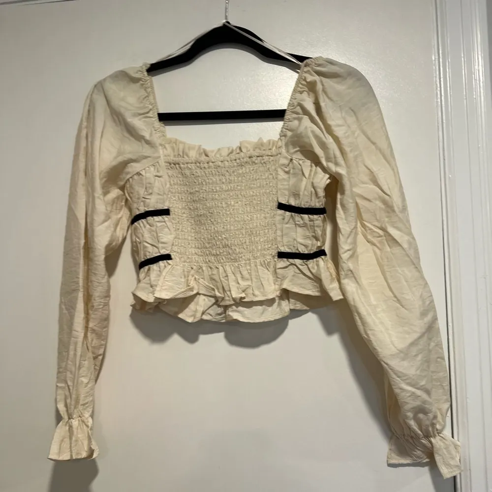 NWOT Brandy Melville Milk Maid baby doll Top. XS puff sleeves,  ruffle - Image 2