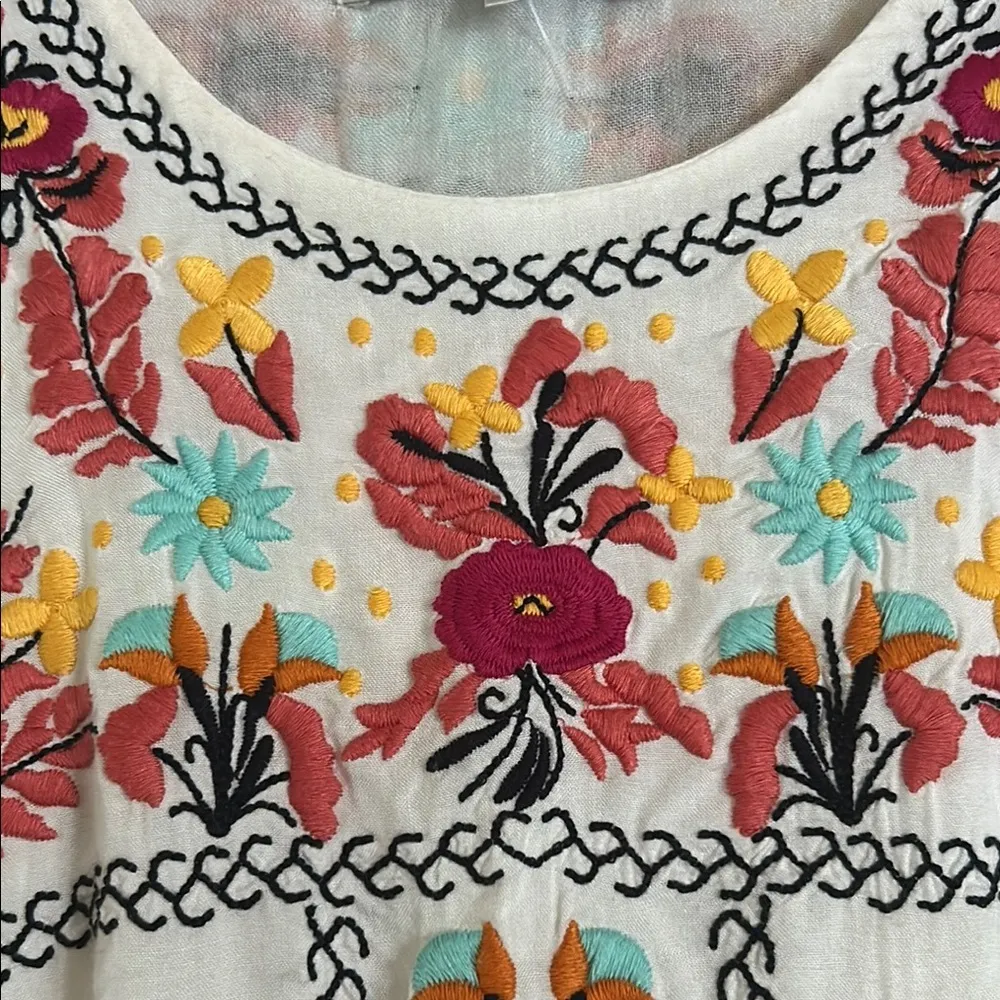 Embroidered Sleeveless White Dress - Image 3