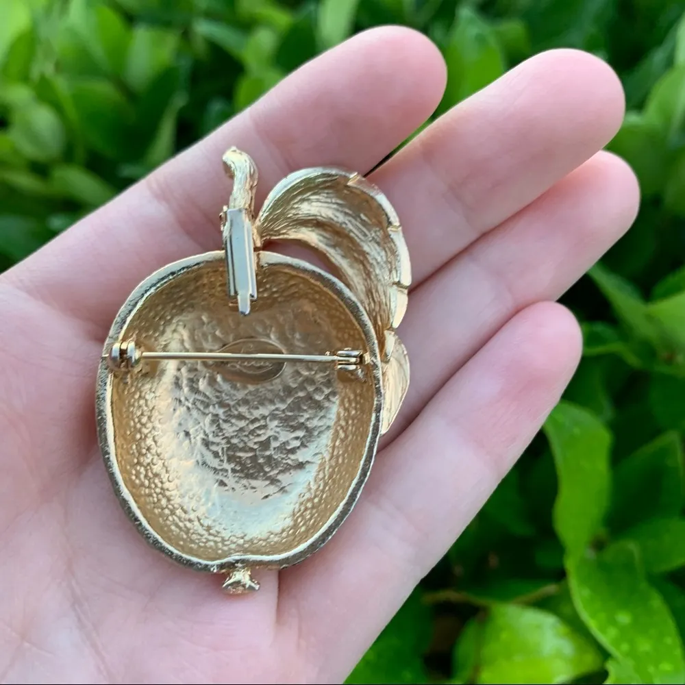Vintage Gold Sarah Coventry Apple Brooch Large/Heavy w/ Leaf // FLAW! SEE BELOW! - Image 4