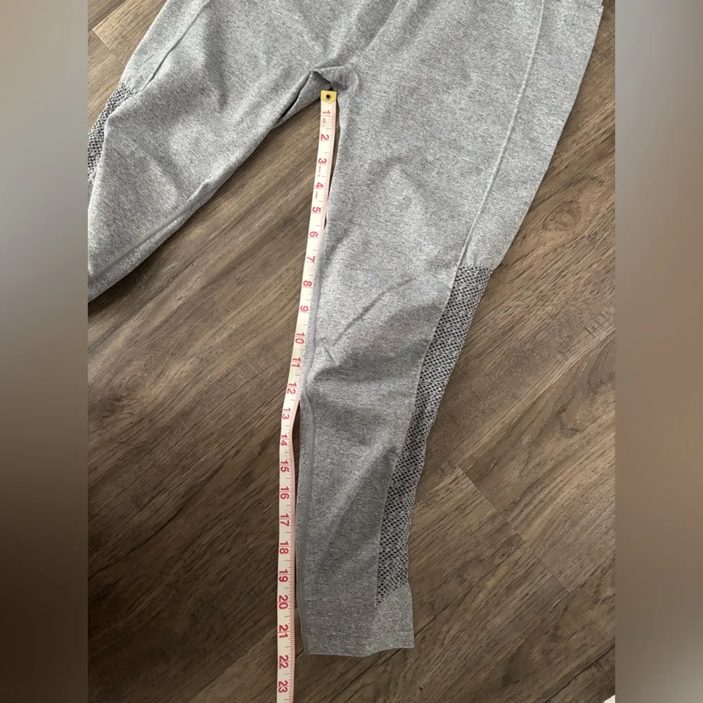 Fabletics compression seamless crop leggings - Image 3