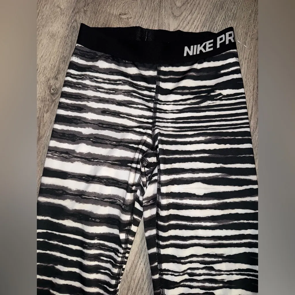 Nike Pro Women's Small Capri Length Compression Athletic Leggings Tiger Striped - Image 2