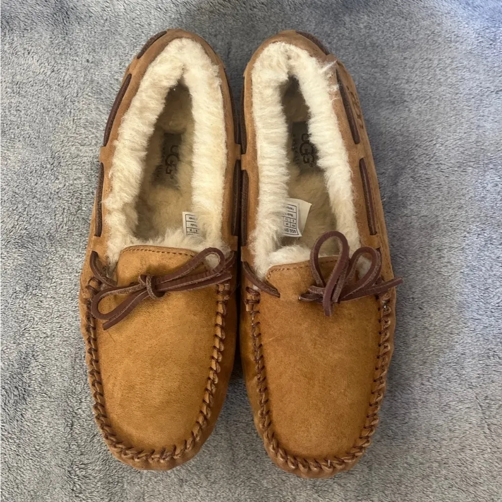UGG EUC Womens Dakota Slipper - Image 4