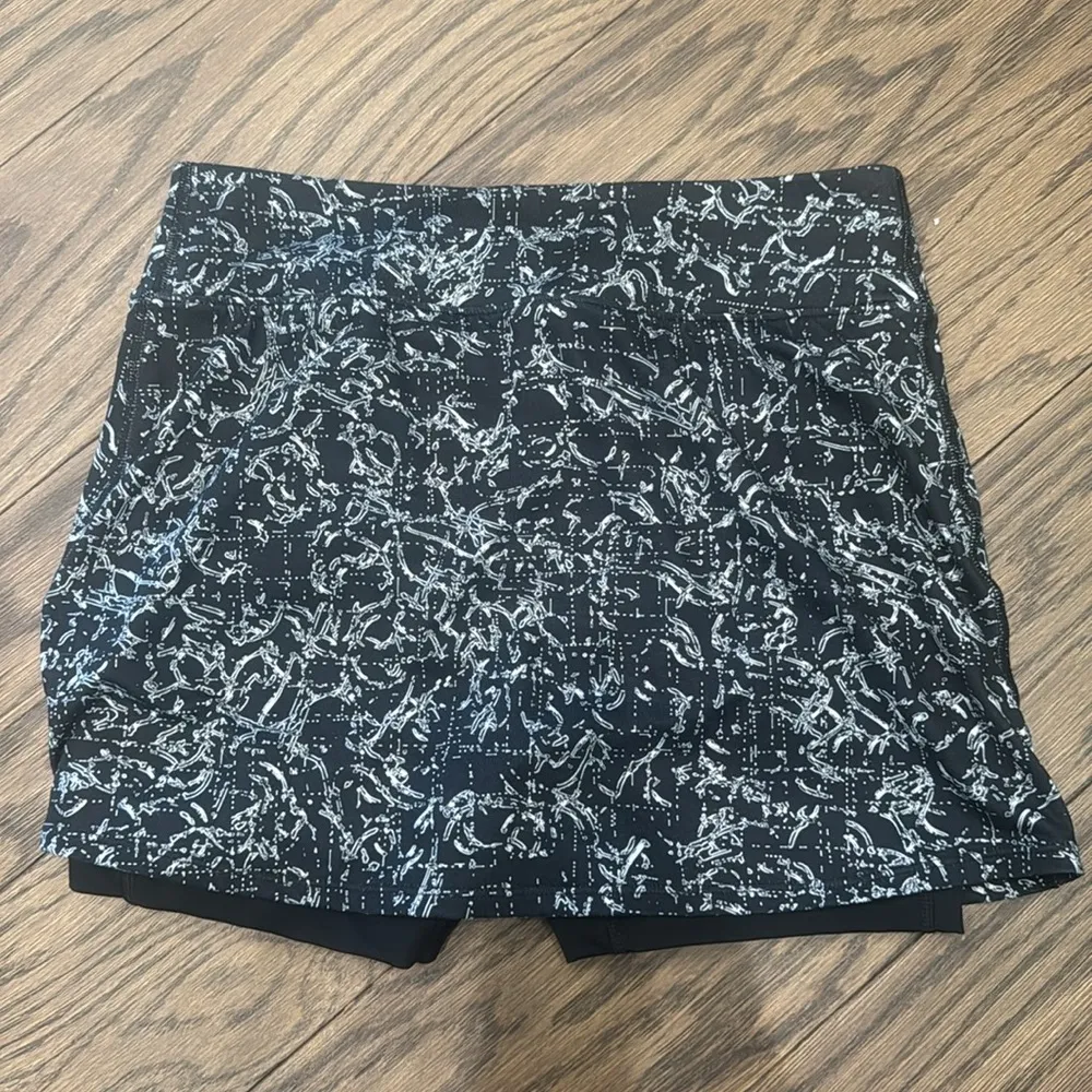 Nike Women's Black Patterned Skirt with spankies underneath - Image 2