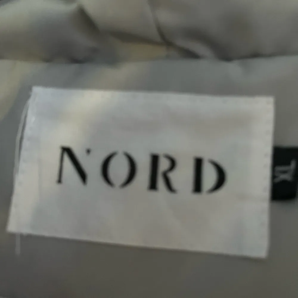 NWOT Nord raincoat Silver Size XL - Image 2