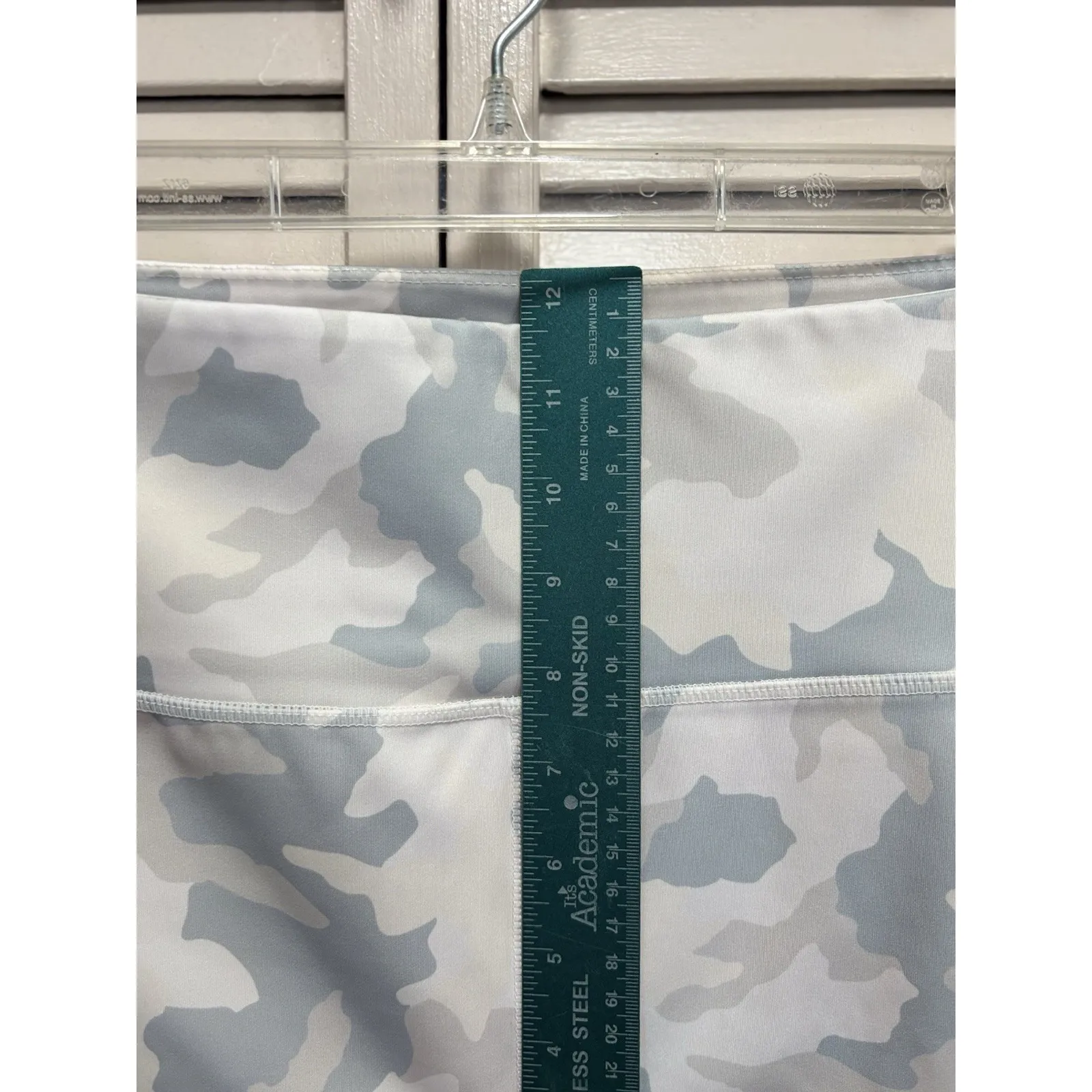 Just Fab Camo Ankle Leggings Size XL High Rise Activewear Pockets Cream/Gray EUC Gray - Image 2