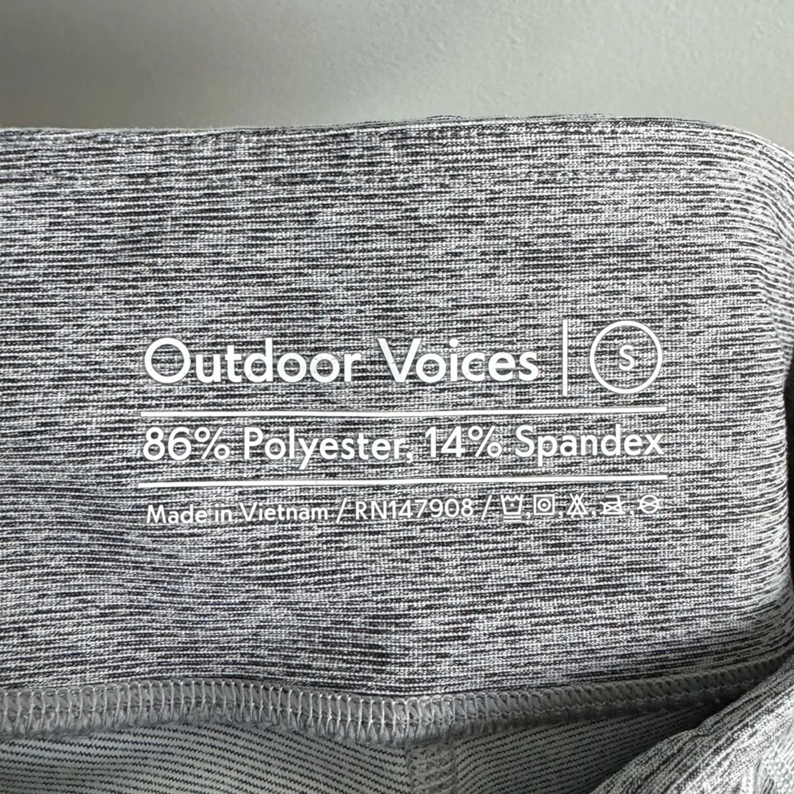 Outdoor Voices x Madewell Two Tone 3/4 Warmup Leggings (Small - Image 6