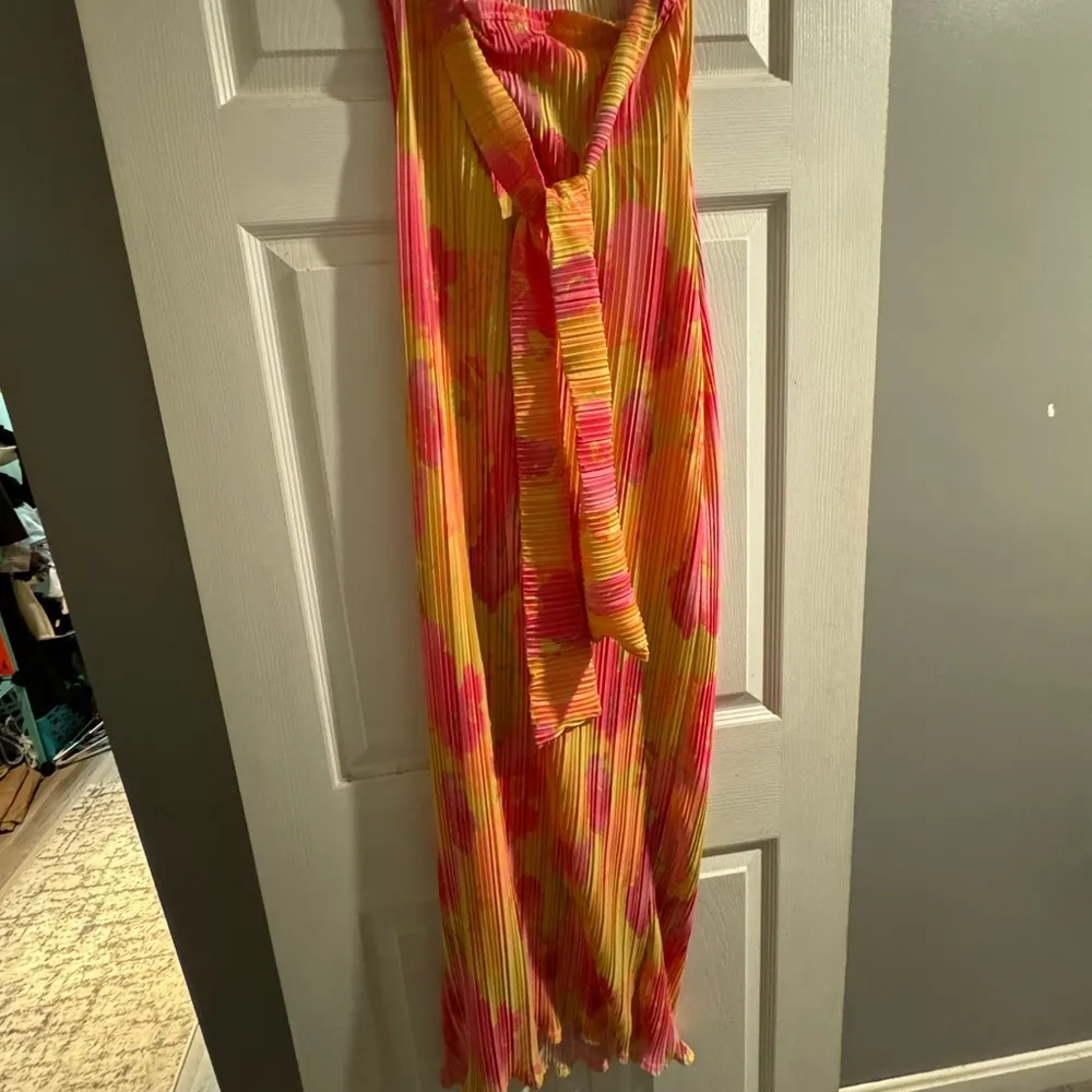 Multi Floral Print Plisse Bandeau Cowl Back Maxi 
PRETTYLITTLETHING 
NEVER WORN - Image 4