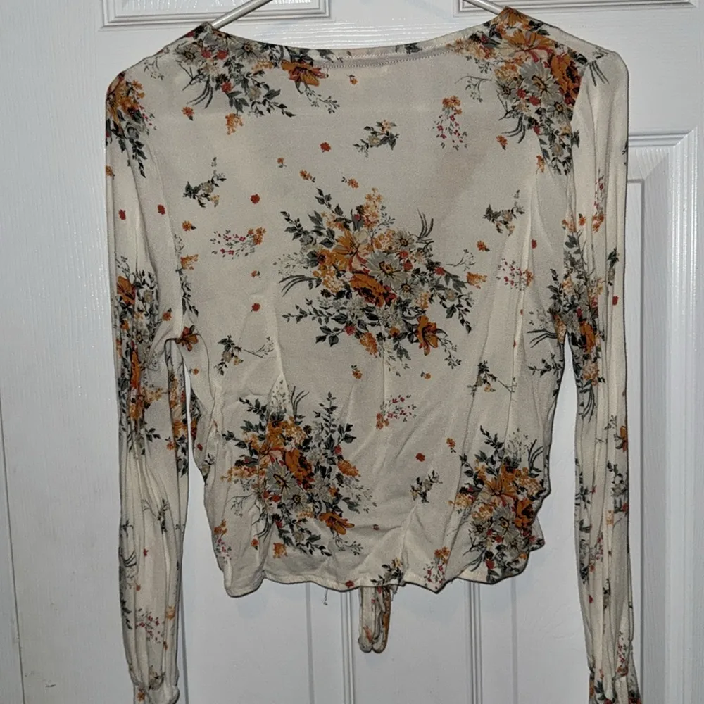 Altar'd State Women'sFloral Crop Tie Front Blouse VNeck Bell Sleeves Size Small - Image 2