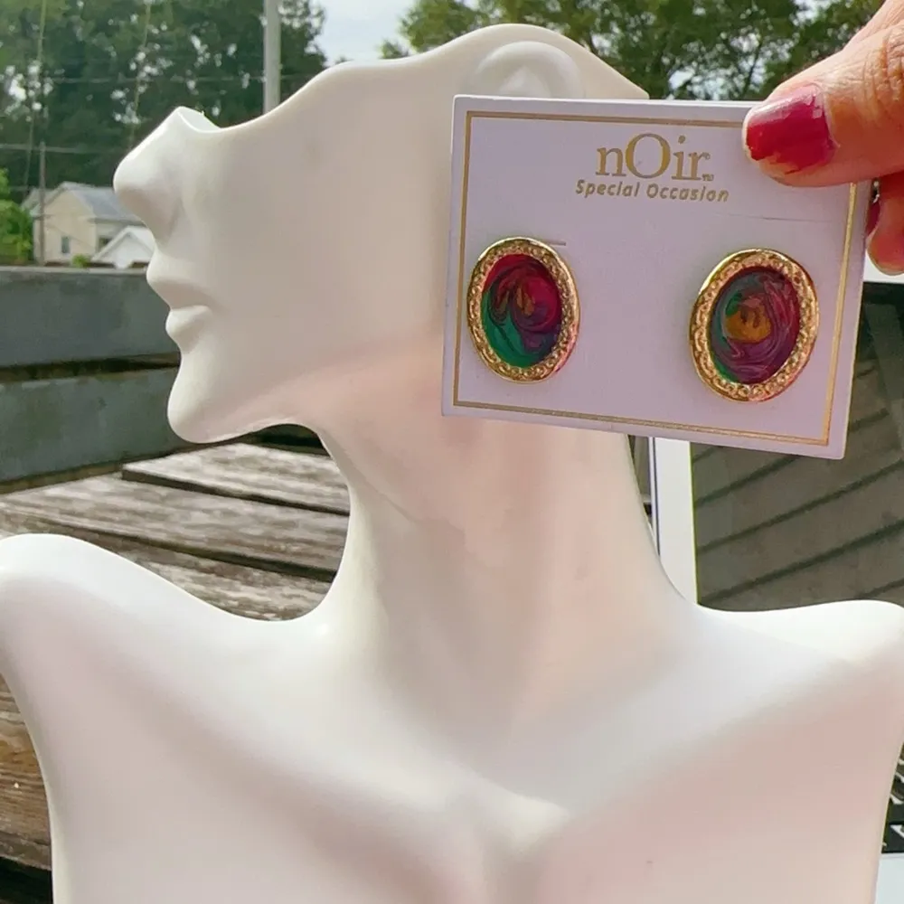 Noir flow colorful studs gold tone earrings Green - Image 2