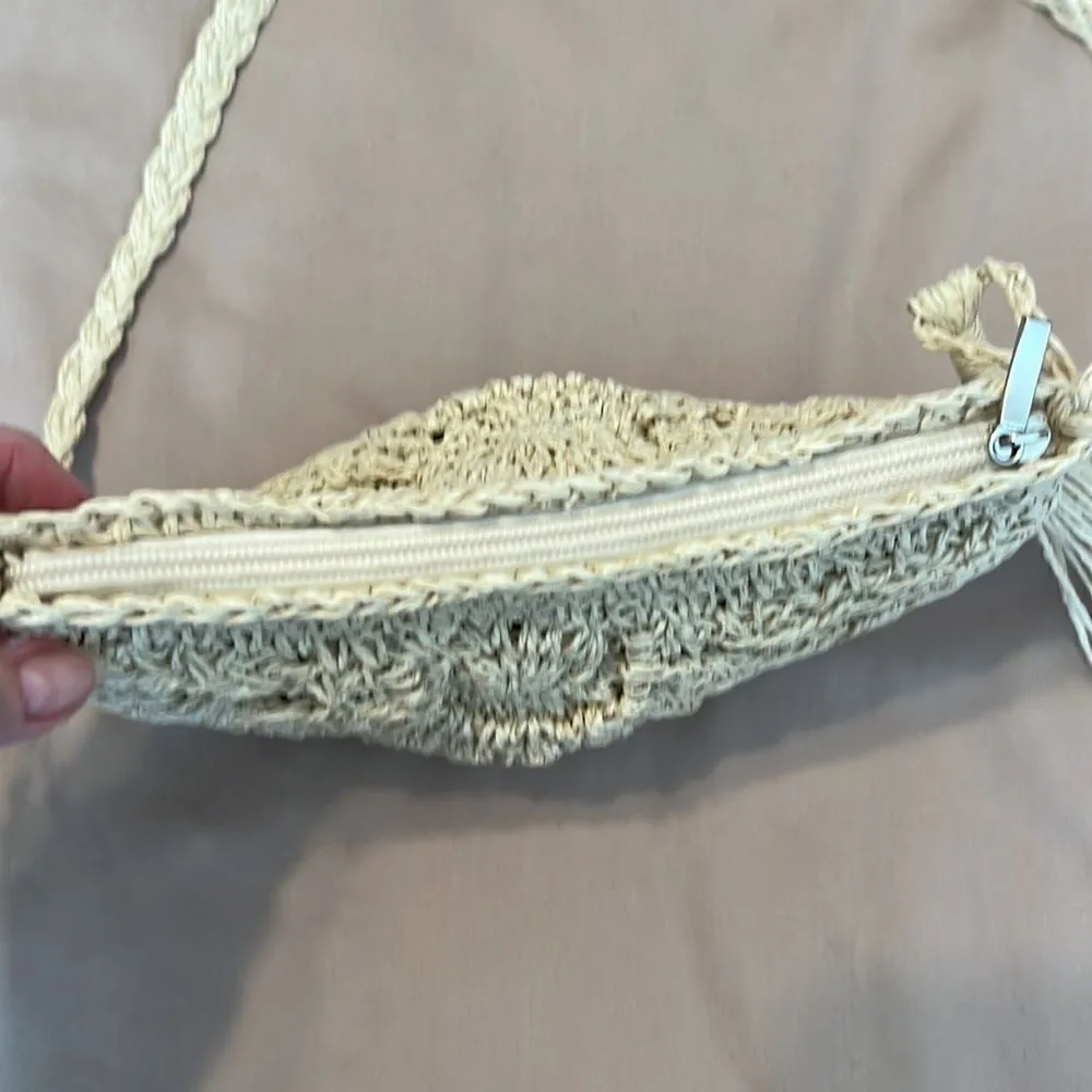 Cute tan straw crossbody bag very roomy for its size Gives me beachy vibes EUC - Image 7