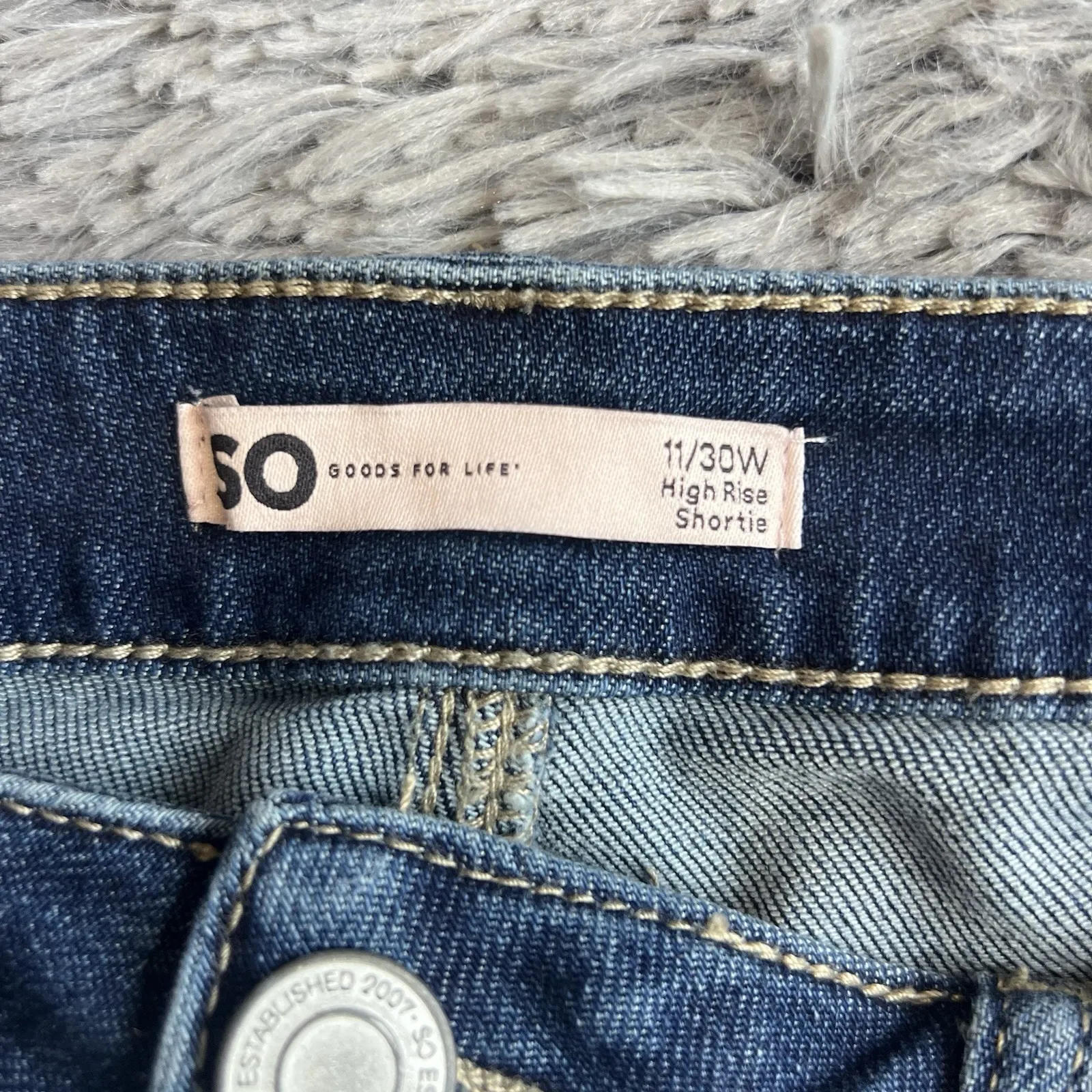 SO Low Rise Size 11/30  Favorite Shortie Womens Juniors Pockets Distressed Blue - Image 3