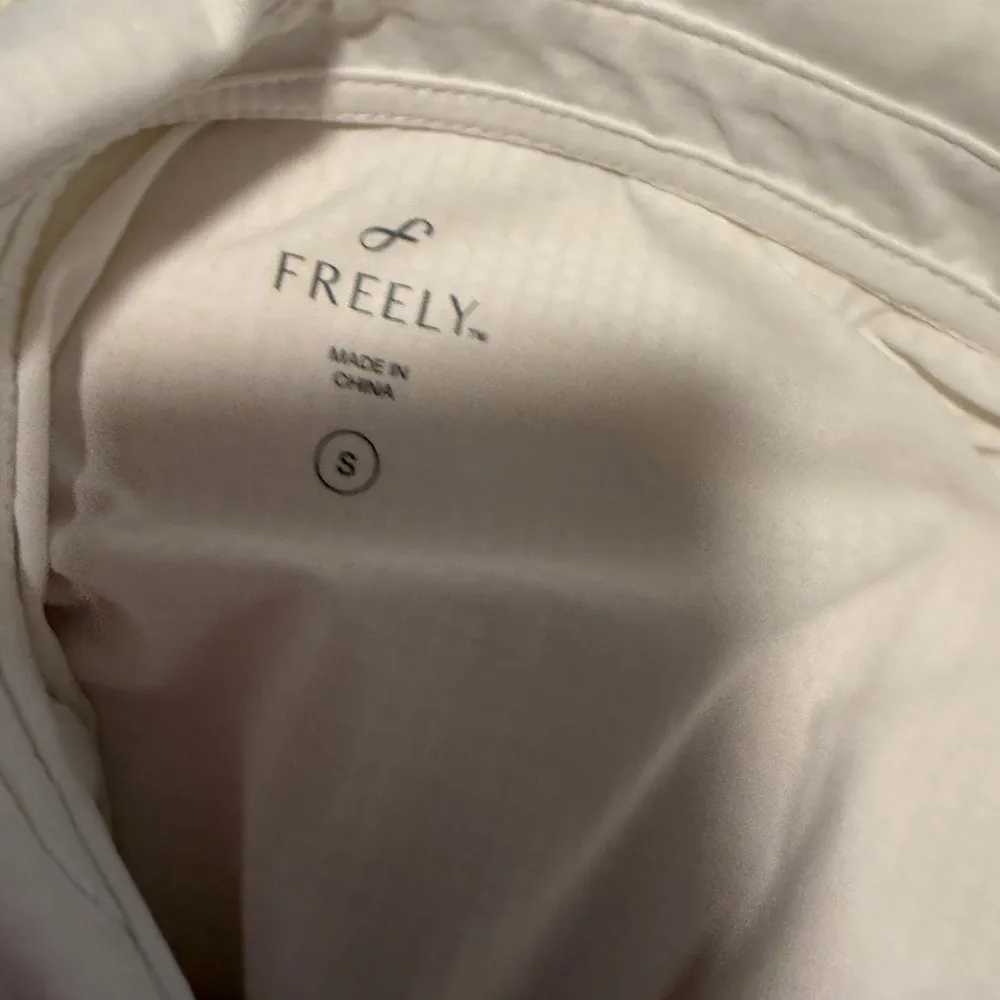 White Fitted Polo Tank Top with Buttoned Neckline - Image 4