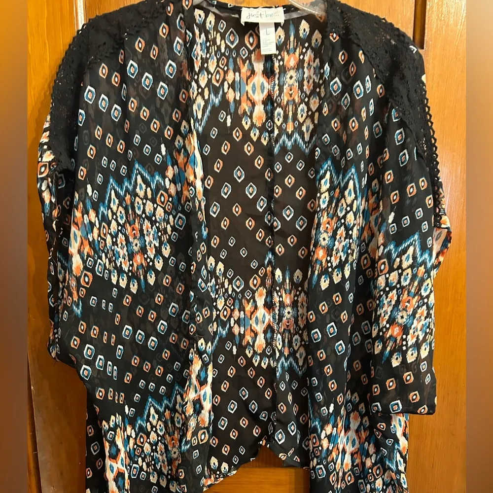 Black, multicolored patterned kimono, lace details on shoulders—great condition - Image 2