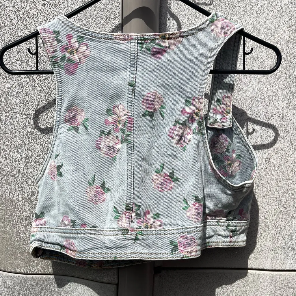 Wild Fable Denim Vest Tank Cropped Light Wash Floral Print Women's Sz M - Image 9