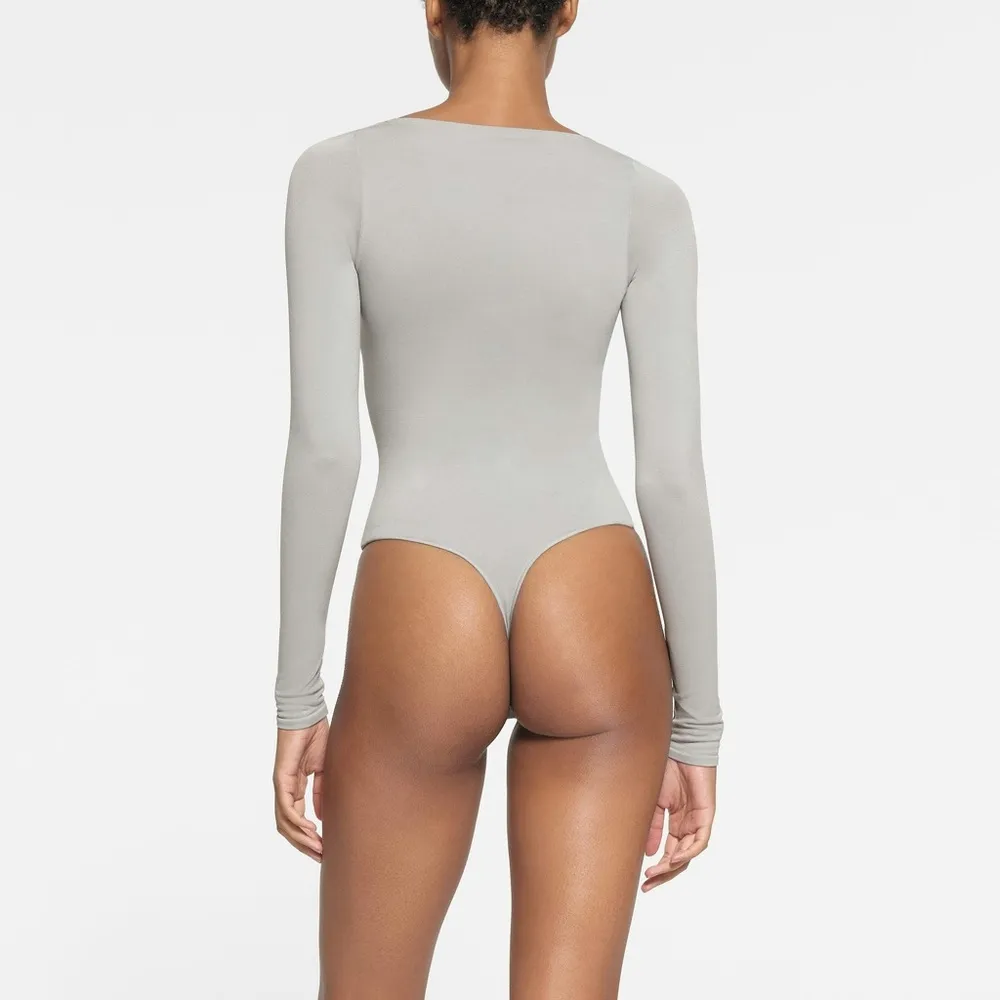 SKIMS ESSENTIAL LONG SLEEVE SCOOP NECK BODYSUIT, LIMITED EDITIONLIGHT GREY,S,$78 - Image 4