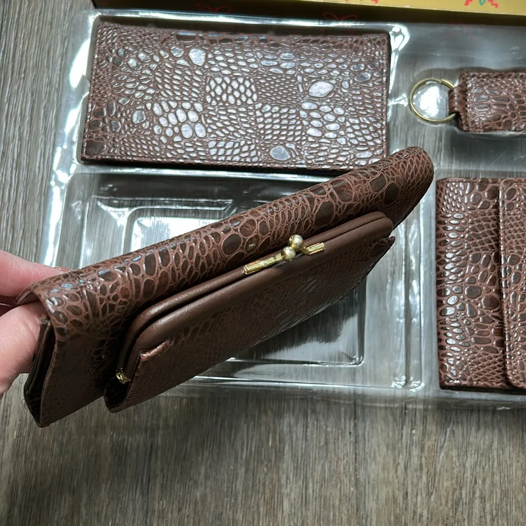 Elegant Brown Accessory Set w/ Wallet, Check book, key chain, notebook no brand - Image 2