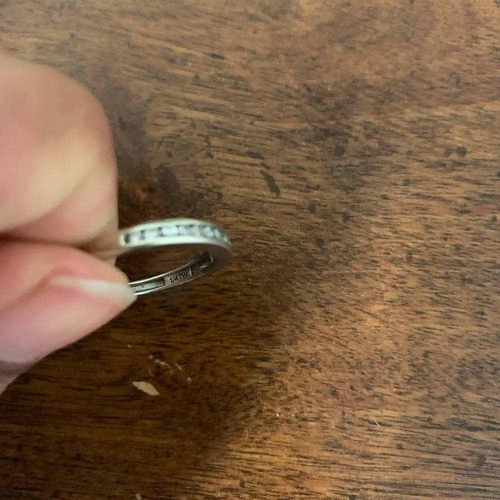 10k White Gold Diamond Band - Image 4