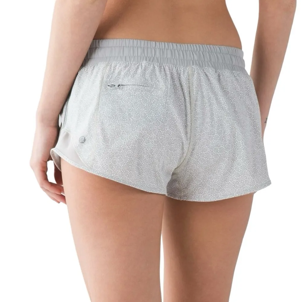 Lululemon Hotty Hot Shorts in Freckle Flower White Seal Grey/Seal Grey Size 10 - Image 2