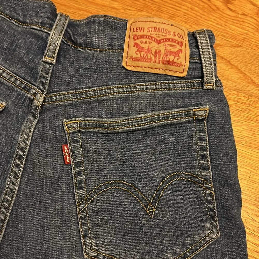 Levi’s Women 28 High Rise Button Fly Distressed Hole Festival Denim Jean Shorts - Image 7