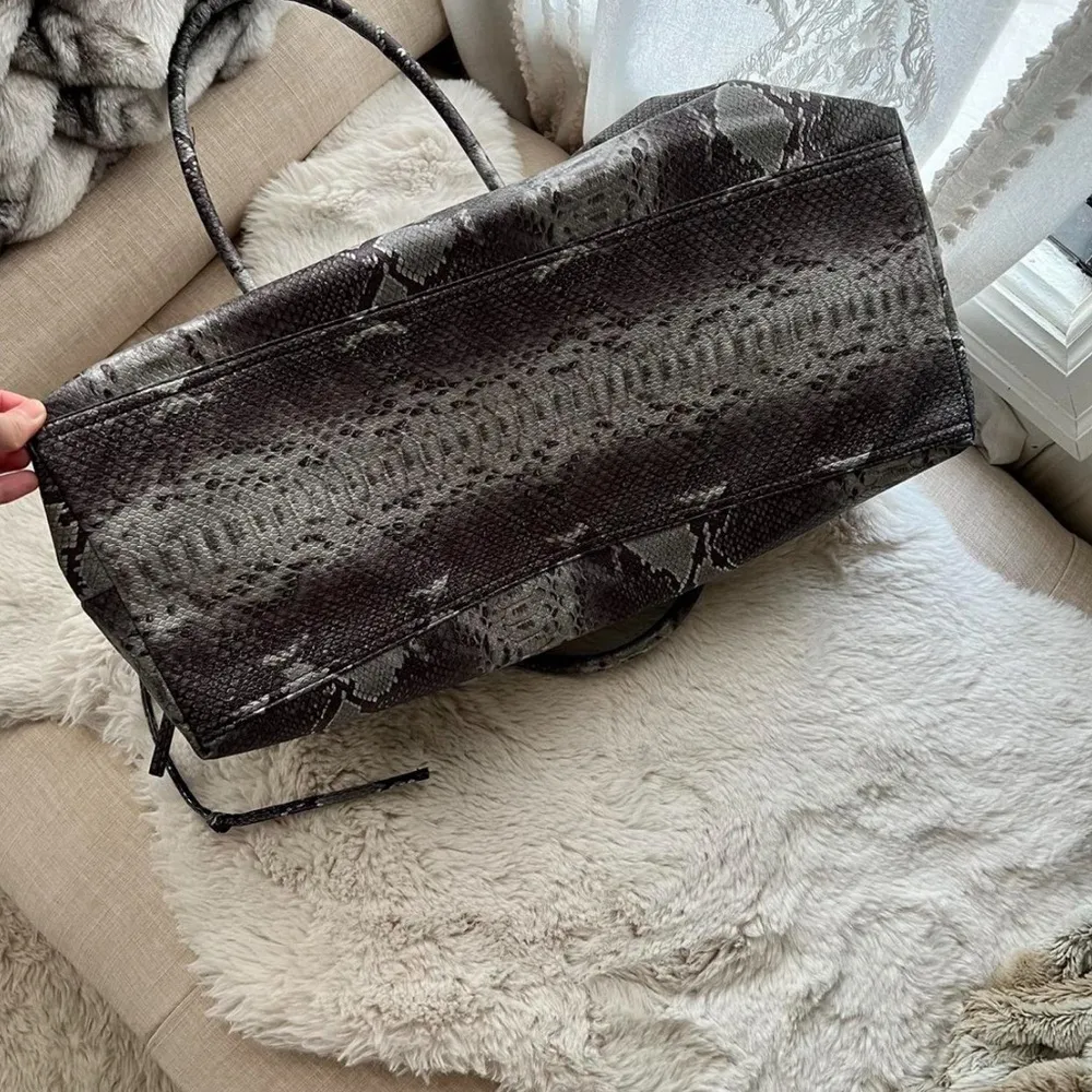 DSW  Grey Silver Python Snakeskin Print Large Drawstring Tote Bag EUC - Image 6