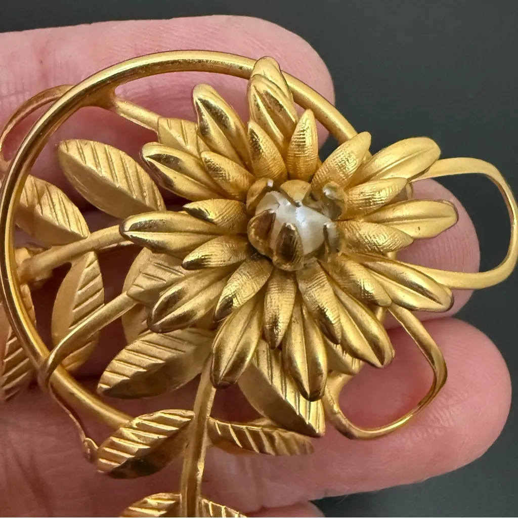 Vintage Unsigned Gold Tone Textured Flower Sprays Faux Pearl Brooch Pin 7g. - Image 10