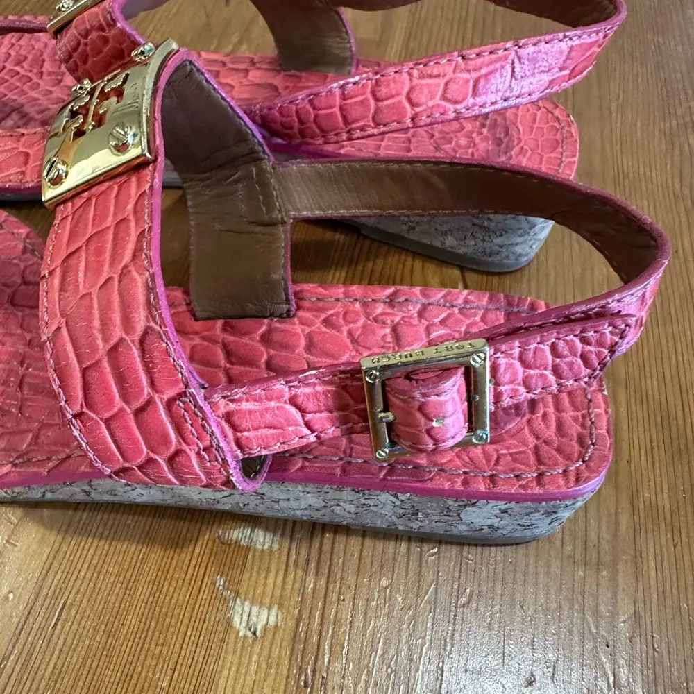 Tory Burch Pink and Brown Croc-Embossed sándals - Image 9