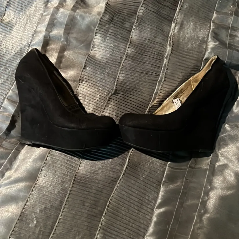 Mossimo black suede wedges Size 7 - Image 3