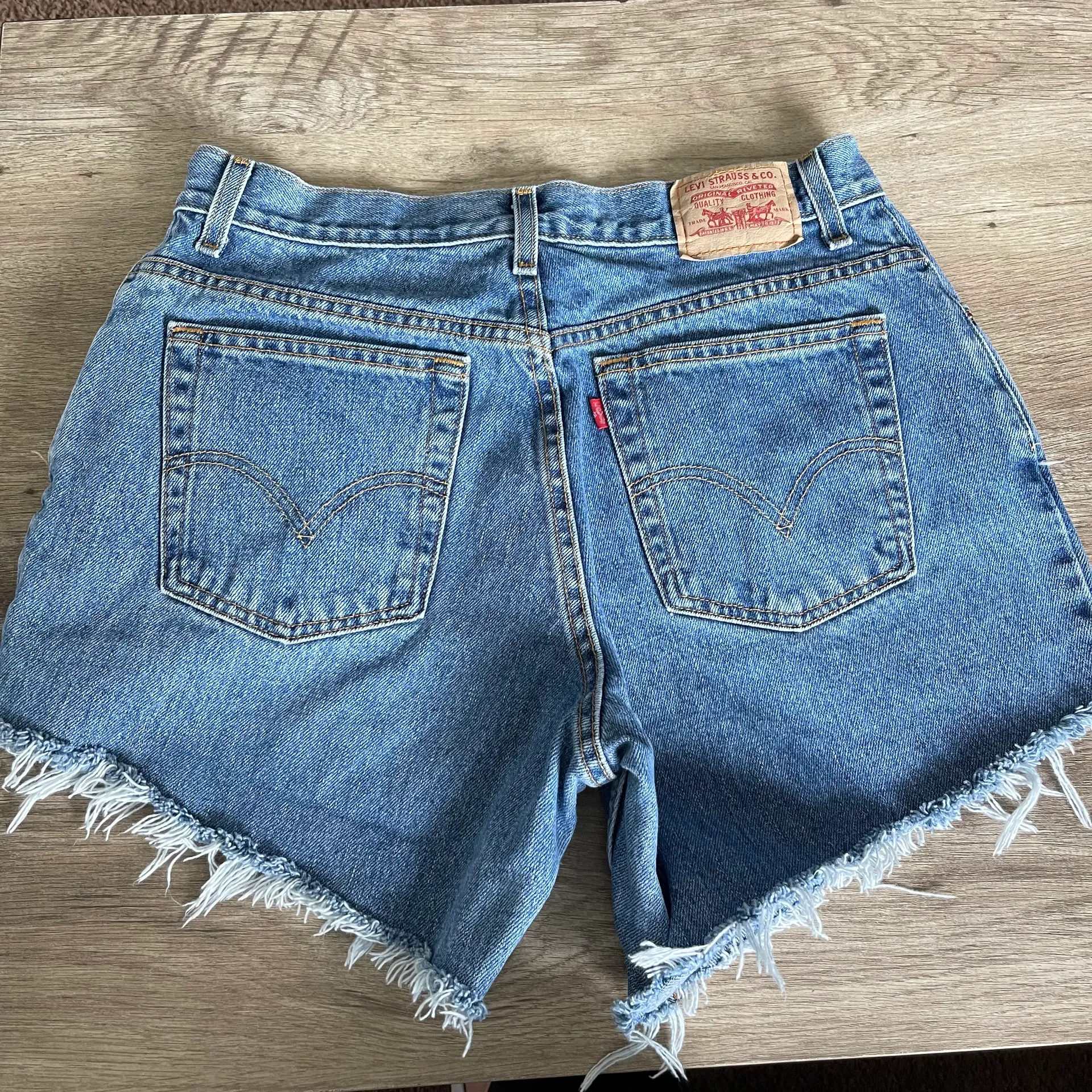 Levi’s 550 High Waisted Mom Jean Shorts - Image 2