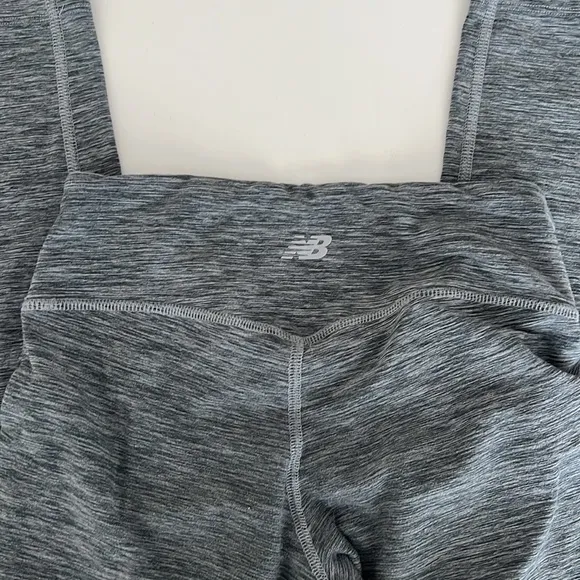 New Balance Buttery Fabric Gray Leggings Size Small - Image 2