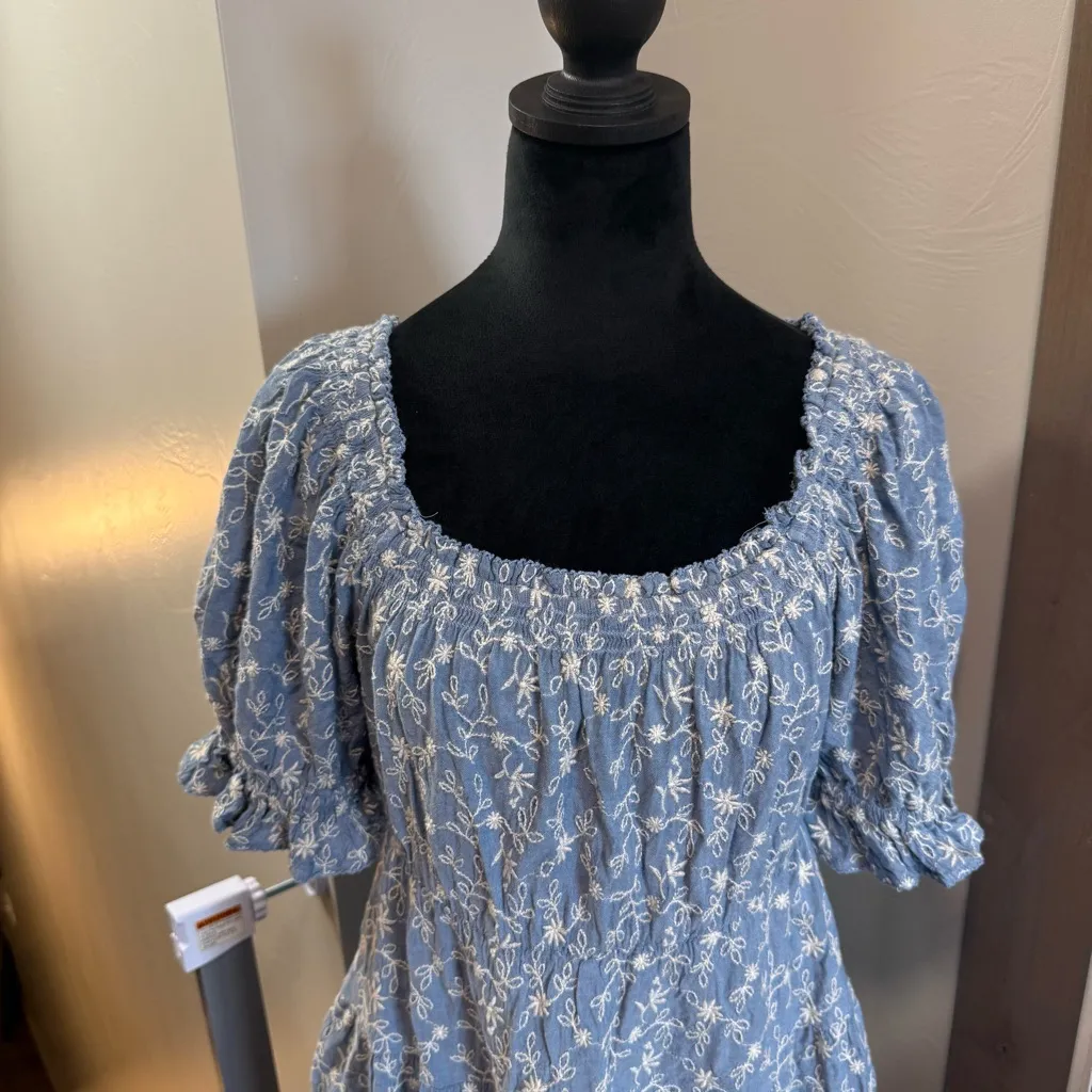 Old Navy Scoop Neck Short Sleeve Ruffle Blue White Embroidered‎ Floral Dress M - Image 2