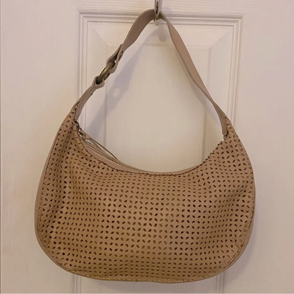 Naturalizer Like New!!  Perforated Hand Bag in Camel - Image 5
